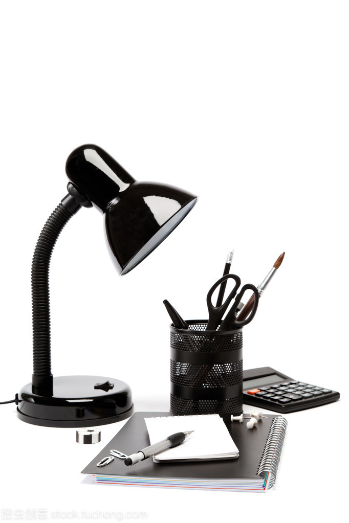 简约美学 孤白背景下的工作台灯与日用办公品